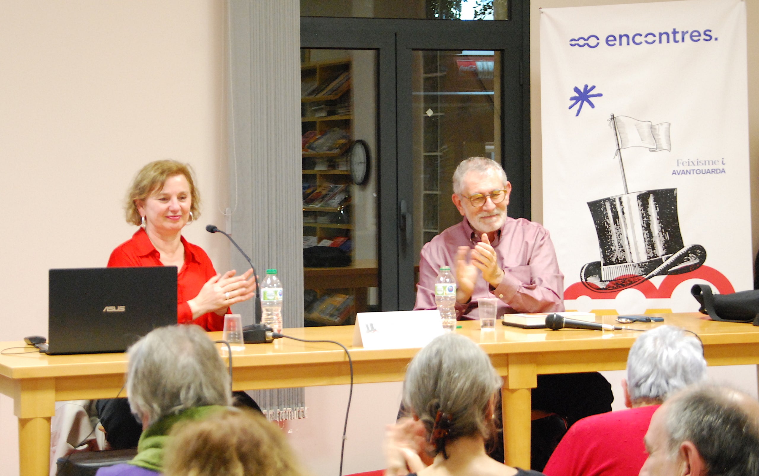 La professora de la Universitat de les Illes Balears, Margalida Pons, i l'escriptor Tomàs Llopis en l'última sessió dels Encontres a Beniarbeig 2024