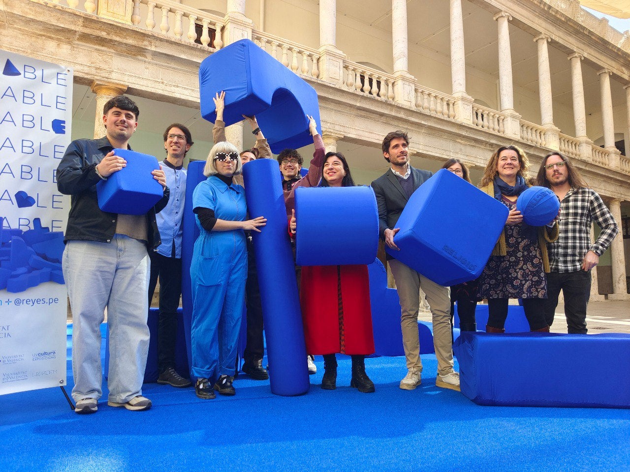 L'equip de la Falla Immaterial posa amb el monument