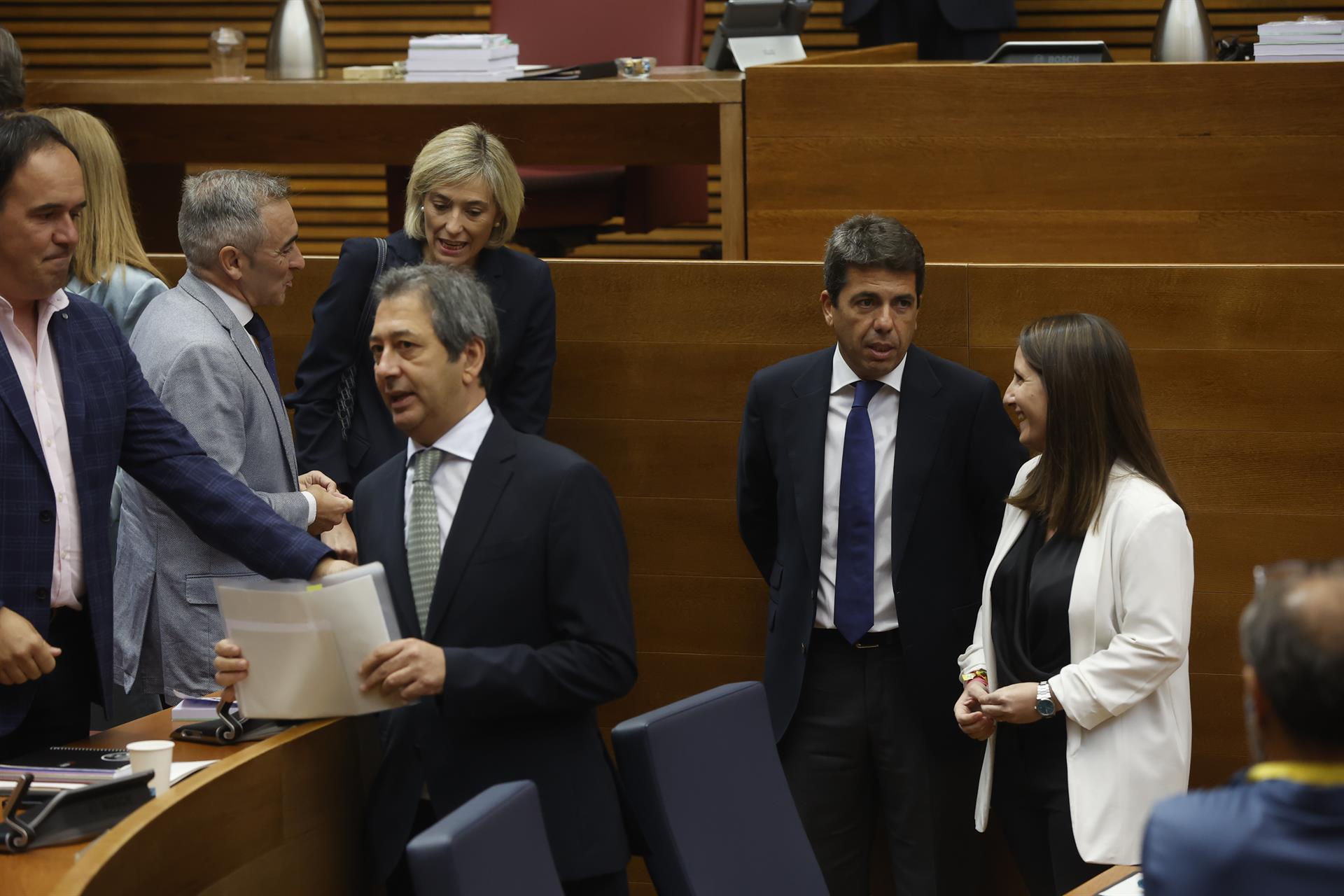 Carlos Mazón, Vicente Barrera i Elisa Núñez amb altres diputats de PP i Vox a les Corts Valencianes | Rober Solsona | EP