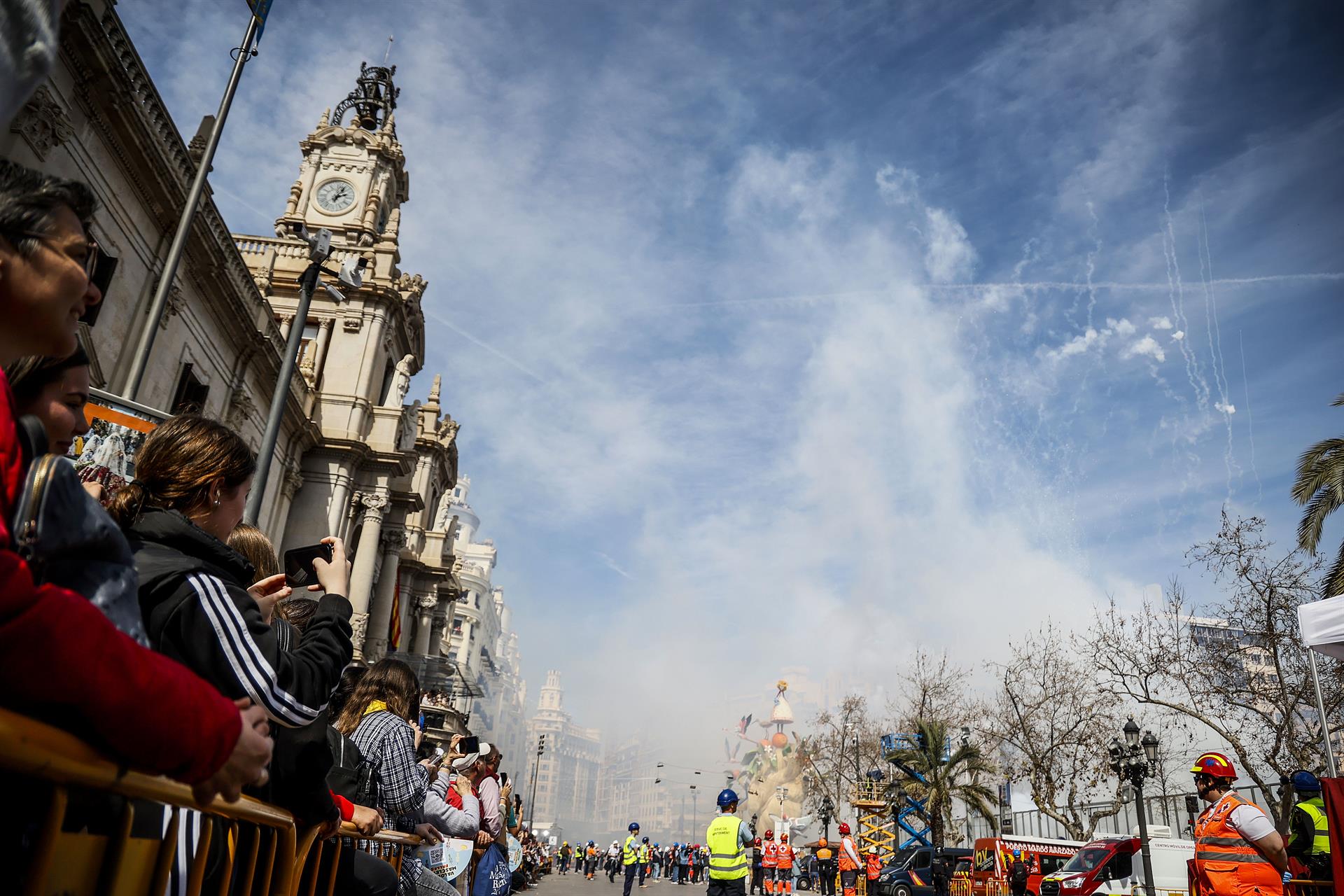 «Mascletà» a la plaça de l'Ajuntament de València | Rober Solsona | EP