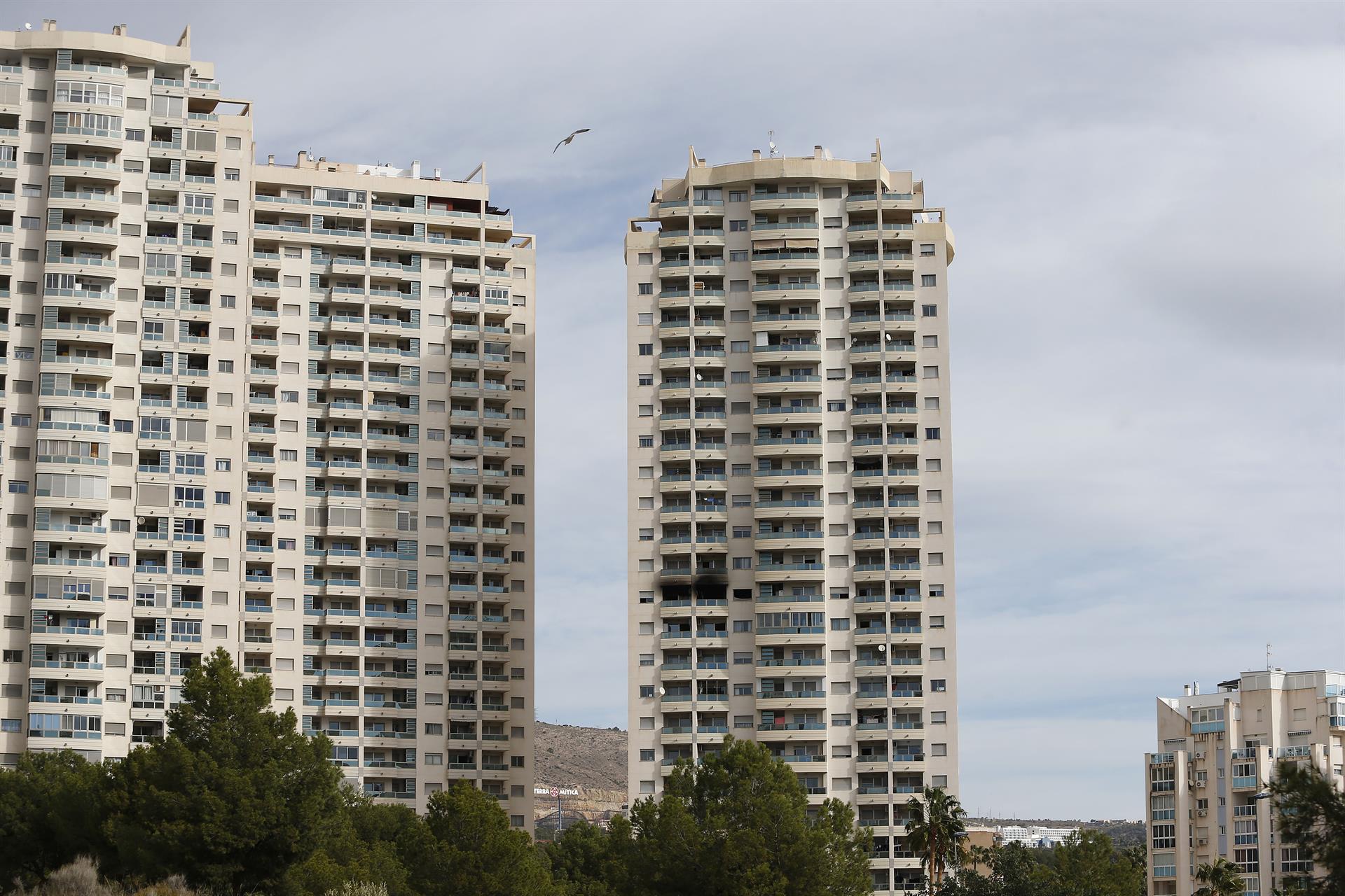 Vista de la façana de l'edifici de la Vila Joiosa on s'ha incendiat un habitatge aquesta matinada | Joaquín Reina | EP
