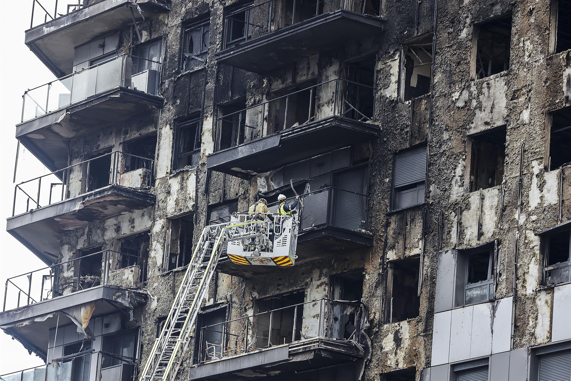 Bombers treballen a la façana d'un dels edificis incendiats a Campanar | Rober Solsona | EP