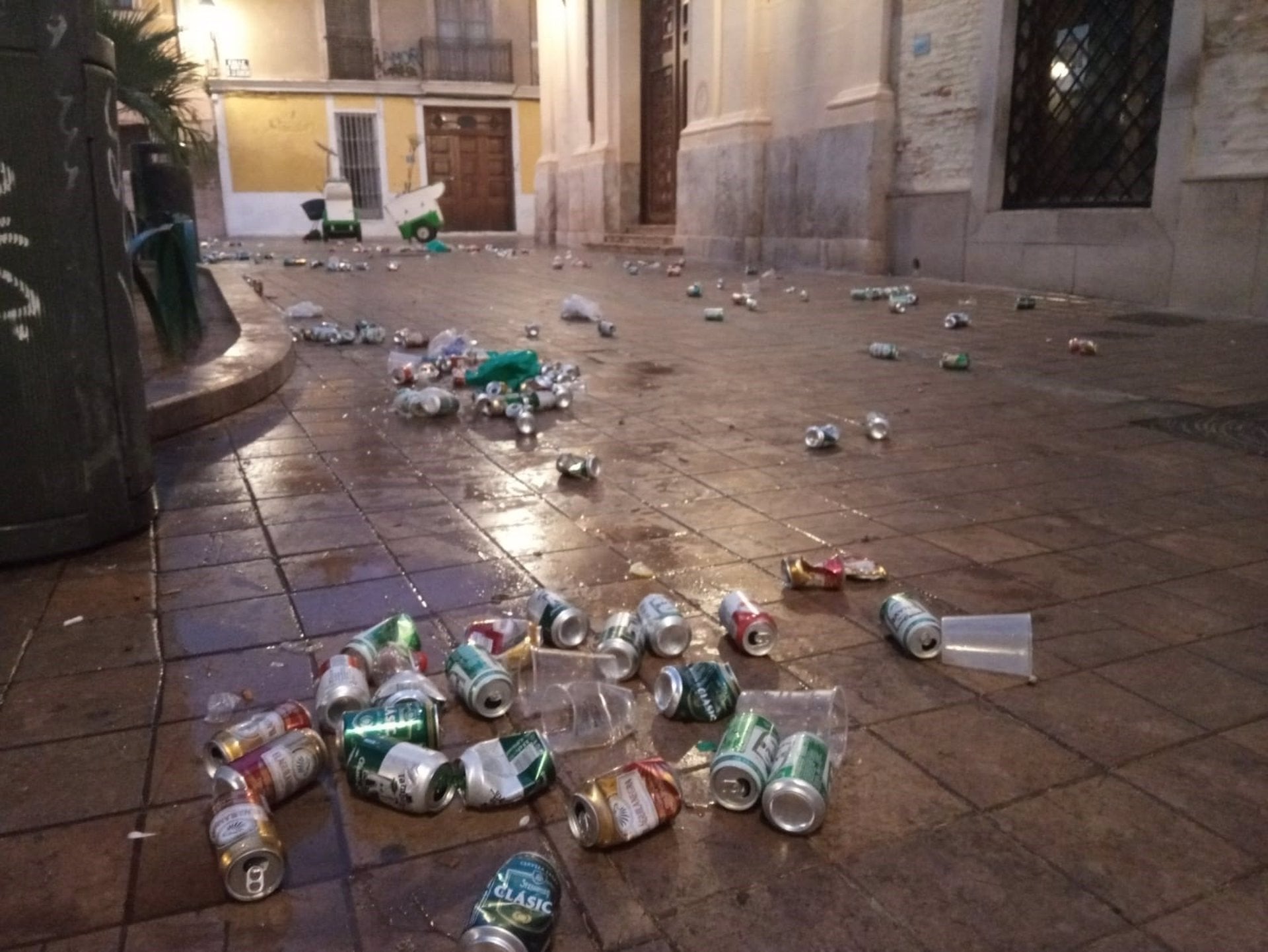 Deixalles al centre històric de València durant les Falles | EP