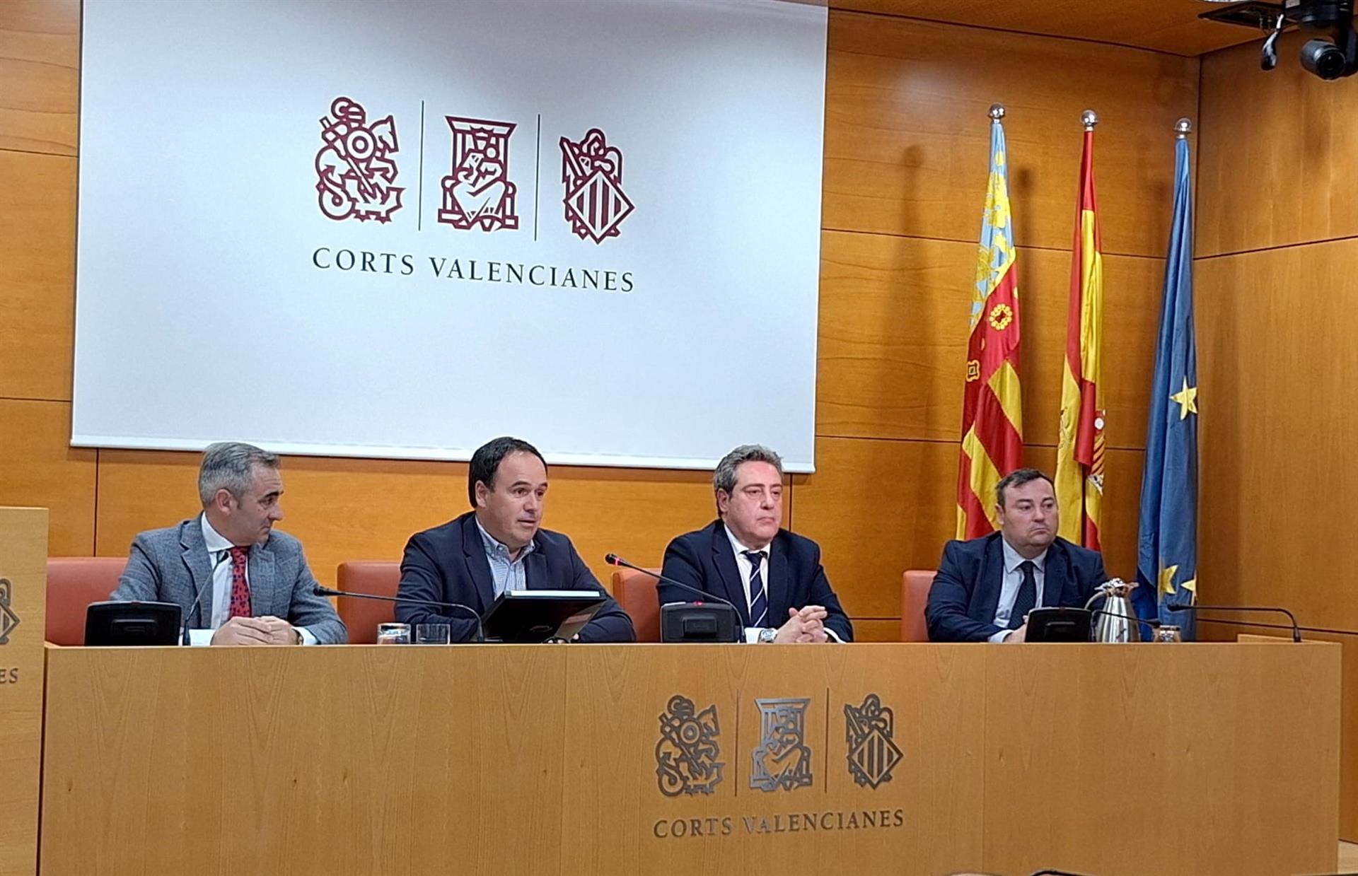 Miguel Barrachina, Juanfran Pérez Llorca (PP), José María Llanos i David Muñoz (Vox) presenten la proposta de llei de llibertat educativa / Europa Press