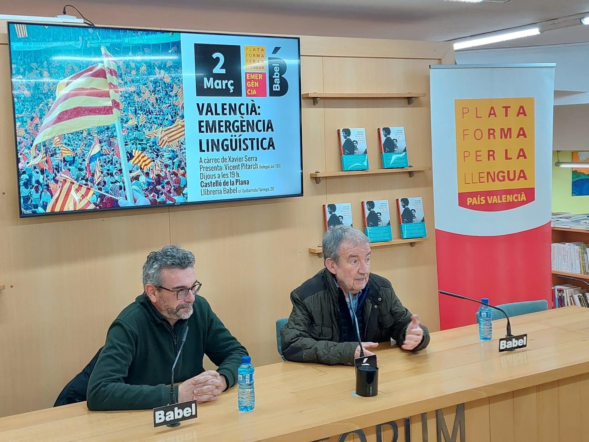 Xavier Serra (a l'esquerra) intervé a la Llibreria Babel de Castelló de la Plana amb Vicent Pitarch / David Casanova Artero