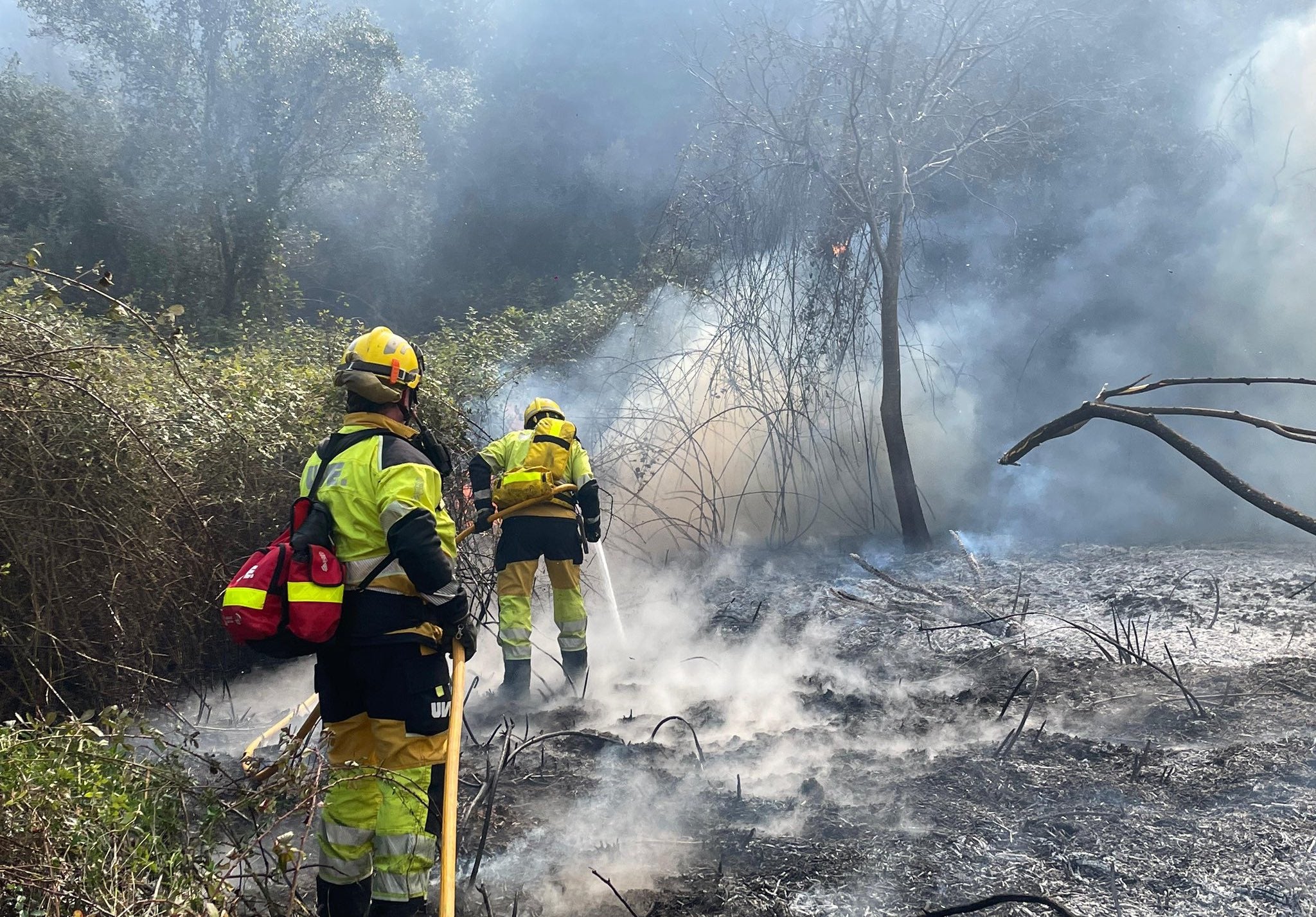 Bombers treballant en l'extinció de l'incendi forestal declarat a Fanzara (l'Alt Millars)