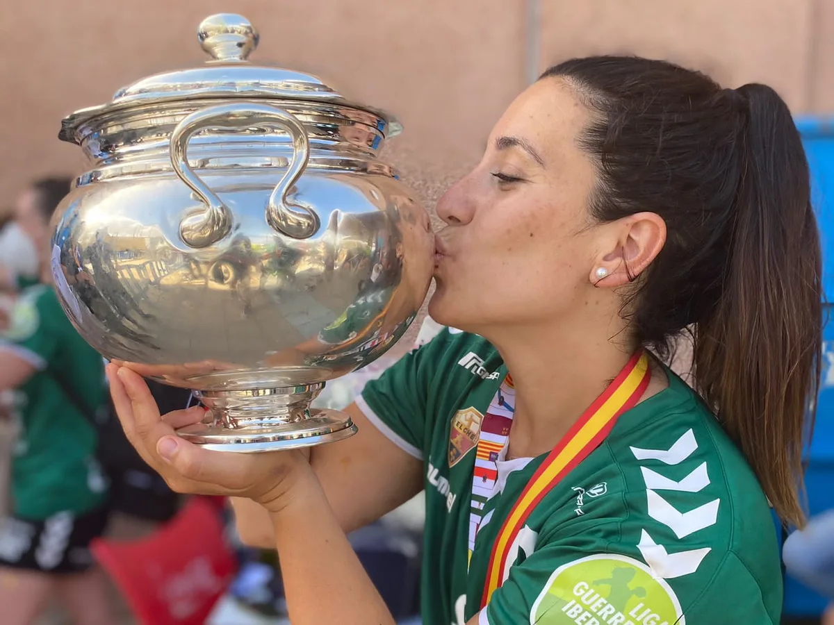 Núria Andreu quan va guanyar la Copa en 2021 després que l'Elx jugara la seua segona final consecutiva | Instagram Núria Andreu