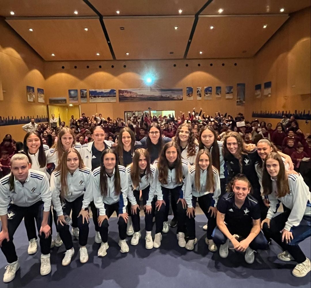 Les jugadores van respondre preguntes a un grup d'escolars | FFCV