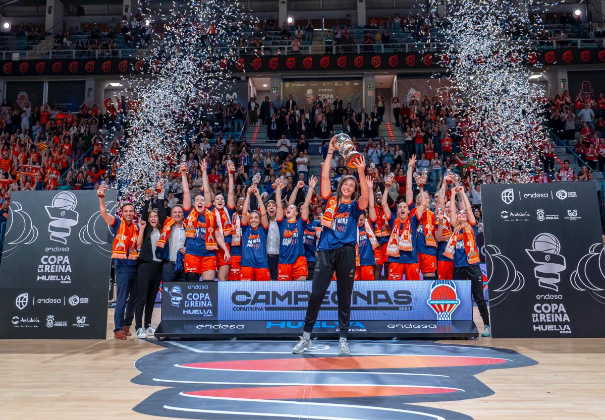 Raquel Carrera va ser l'encarregada d'alçar el trofeu de campió de la Copa del València Basket | FEB