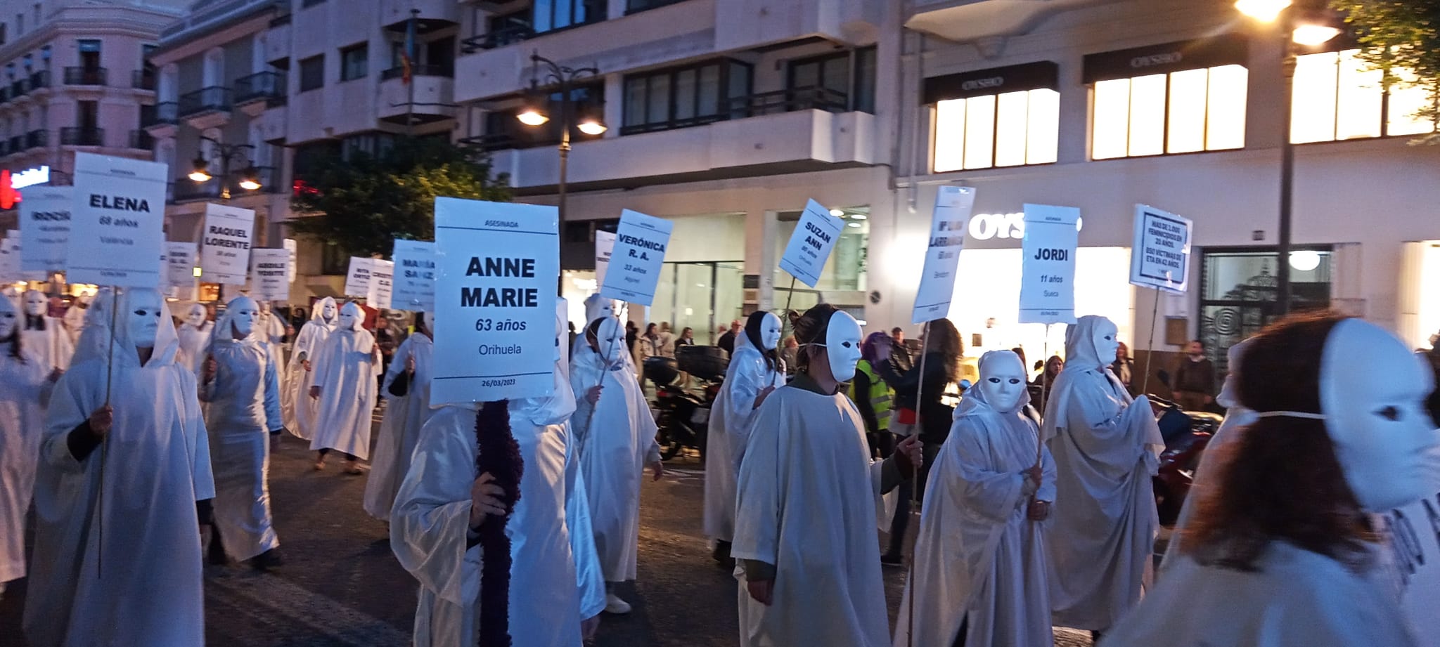  Performance denunciant els feminicidis durant la manifestació del 8 de març a València 