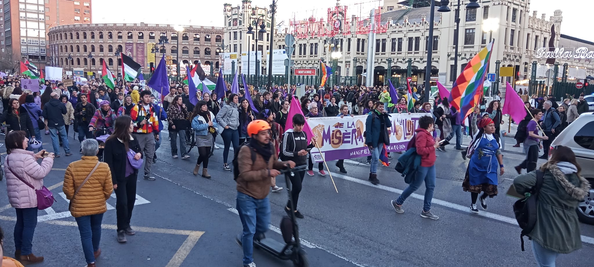 Capçalera de la manifestació feminista anticapitalista davant de l'Estació del Nord