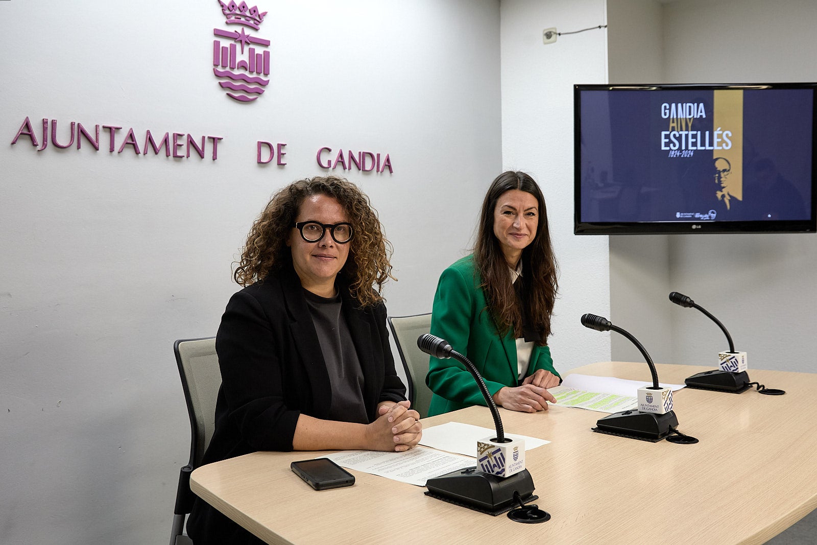 La regidora de Cultura de l'Ajuntament de Gandia, Balbina Sendra i la primera tinenta d’Alcaldia i edil de Patrimoni històric, Alícia Izquierdo