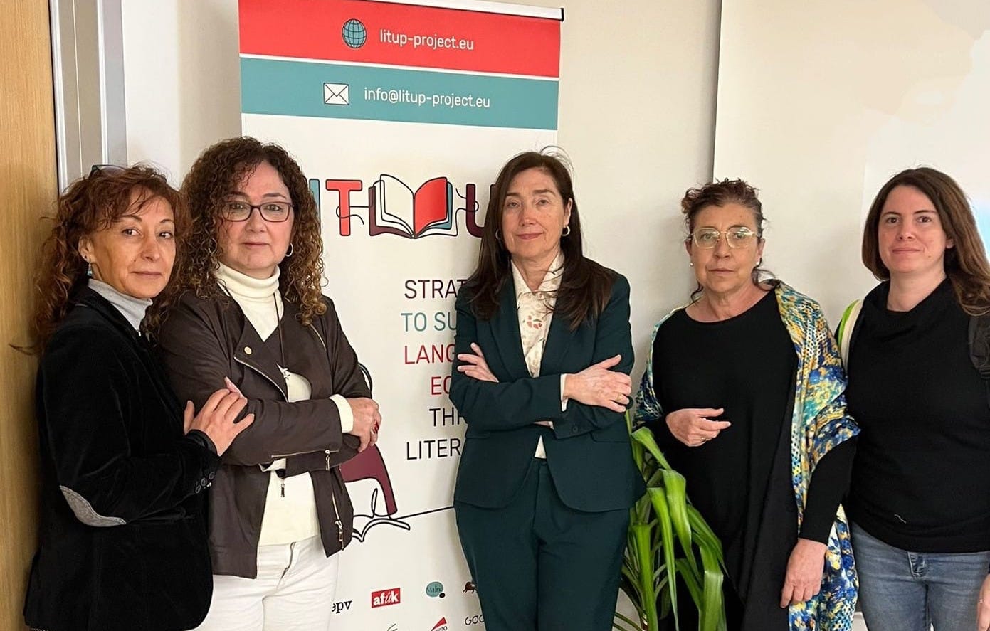 Remedios Pérez García, editora de la UPV; Maite Simón, editora de Publicacions de la UV; Carme Pinyana, editora de l'UJI; Àfrica Ramírez, editora de Balandra i presidenta de l'AEPV, i Sara Montero, de l'editorial Andana