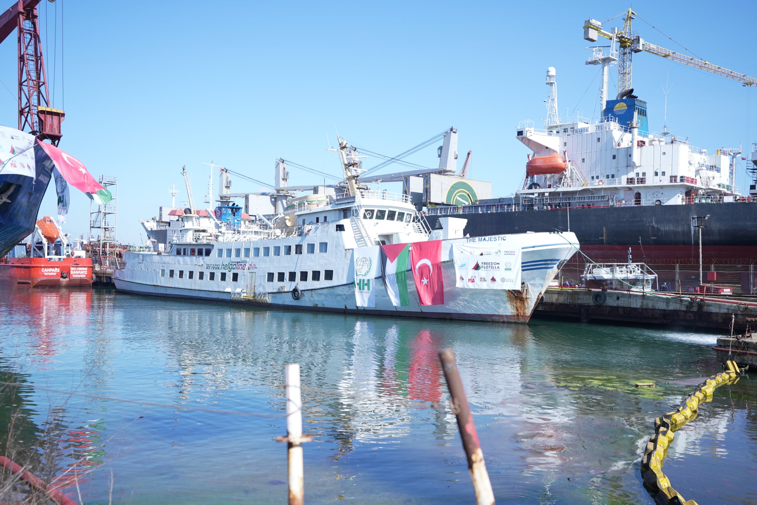 Vaixells al port d'Istanbul esperant per salpar cap a Gaza