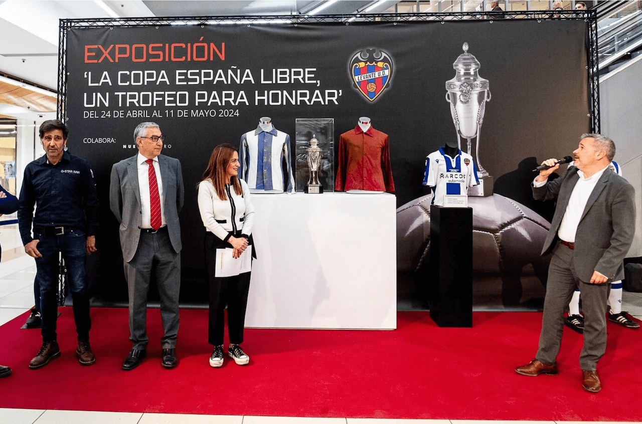 El CC Nuevo Centro acull la mostra «Copa Espanya Lliure, un trofeu per a honrar» | Llevant UD