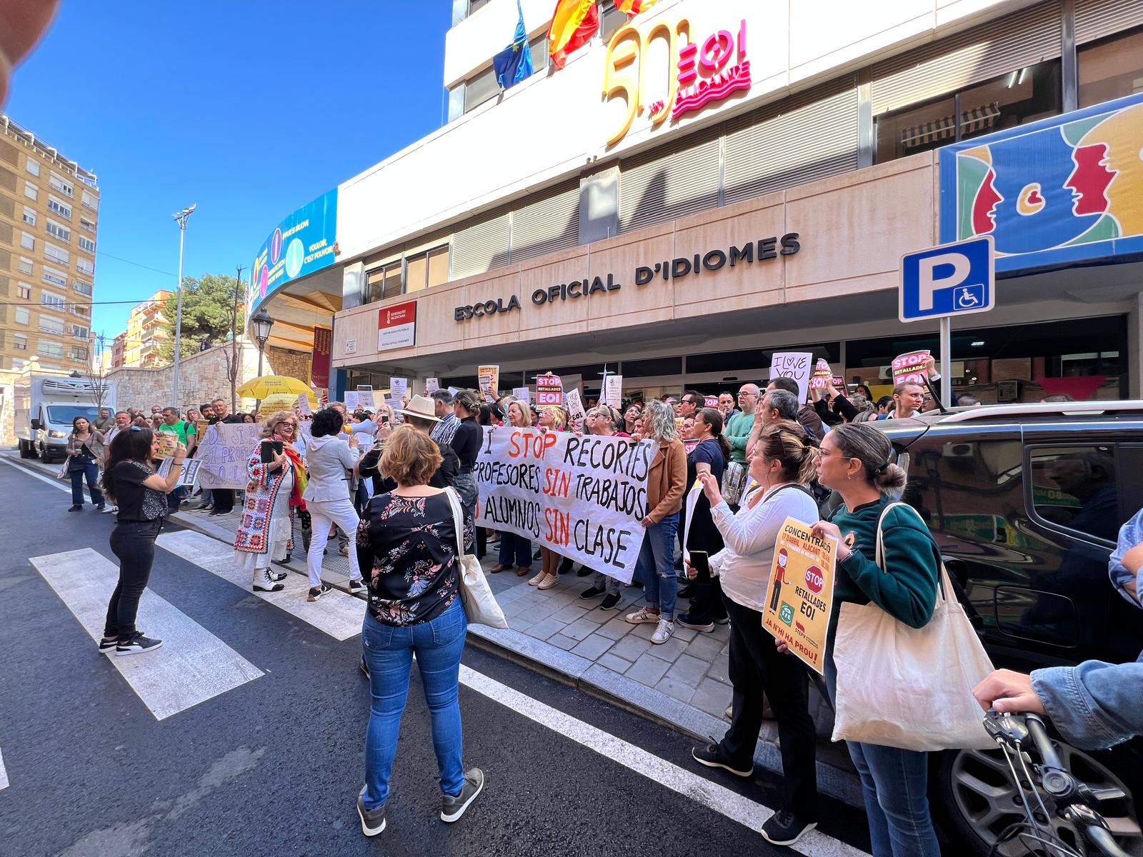 Manifestació a l'Escola Oficial d'Idiomes d'Alacant