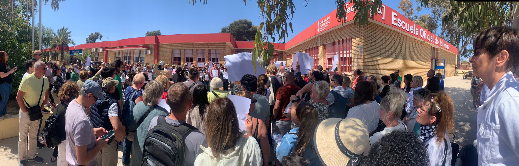 Centenars de persones s'han concentrat a València contra les retallades a l'EOI