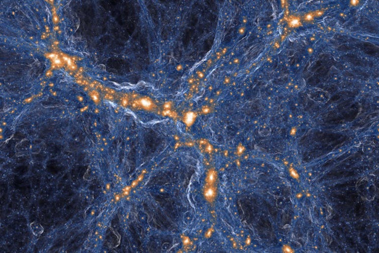a teranyina còsmica. Visualització del gas còsmic (blau) al voltant d'estructures de matèria fosca col·lapsades (taronja/blanc). Els filaments amb les galàxies envolten grans volums d'espai, quasi buits, d'uns 100 milions d'anys llum de diàmetre. © IllustrisTNG Collaboration, CC BY-NC-SA