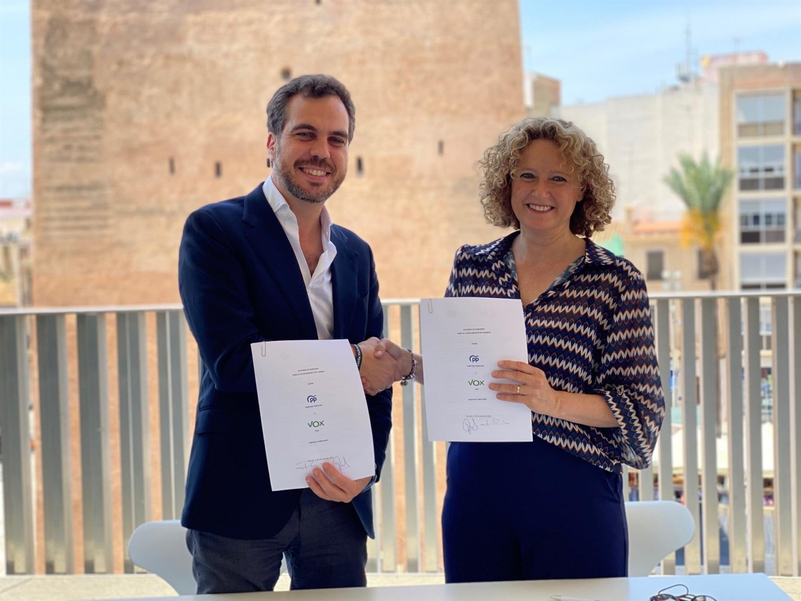 Amparo Folgado (PP), alcaldessa de Torrent, signa el pacte de govern amb líder de Vox al municipi, Guillermo M. Alonso del Real Barrera | Europa Press