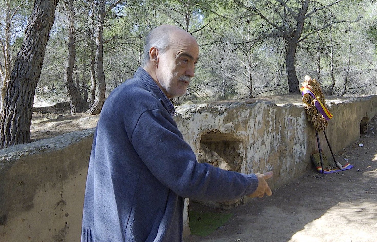 El portaveu del Grup per la Recuperació de la Memòria Històrica del País Valencià, Matías Alonso, davant del Paretó de Paterna
