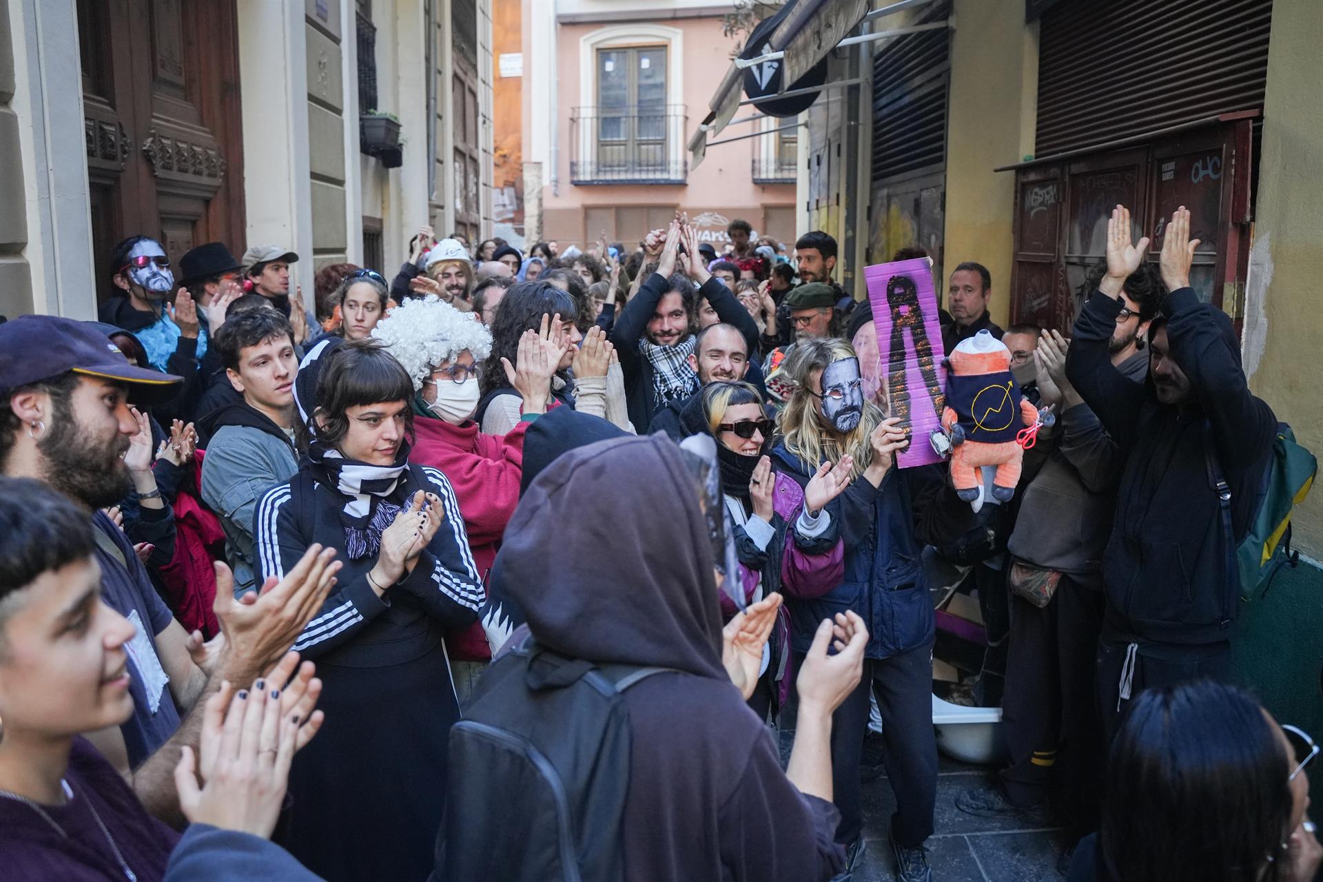Activistes es concentren contra un desnonament al carrer dels Caixers de València | Jorge Gil | EP