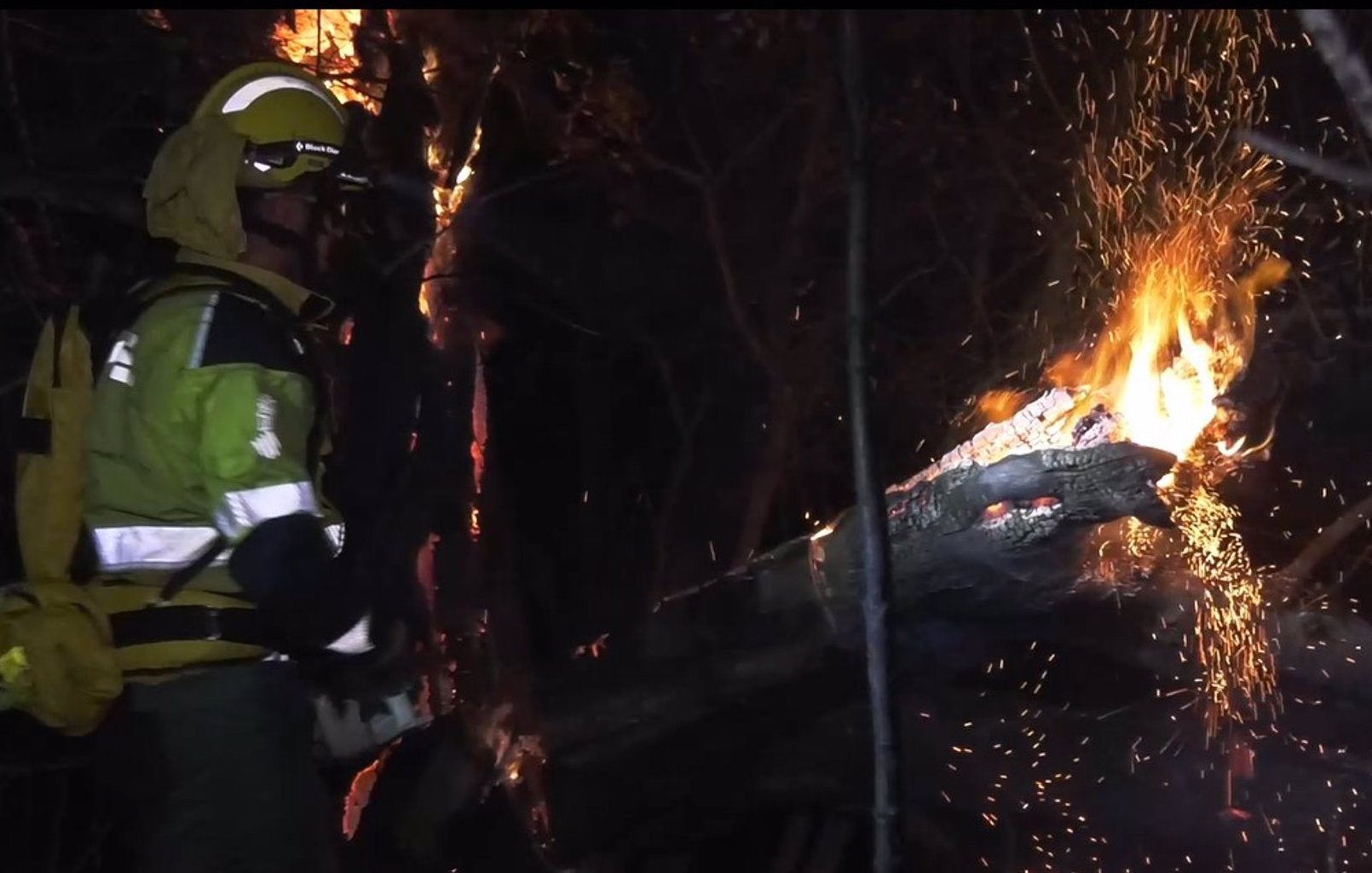 15/04/2024 Trabajos durante la noche en el incendio en T√†rbena
SOCIEDAD 
GVA 112