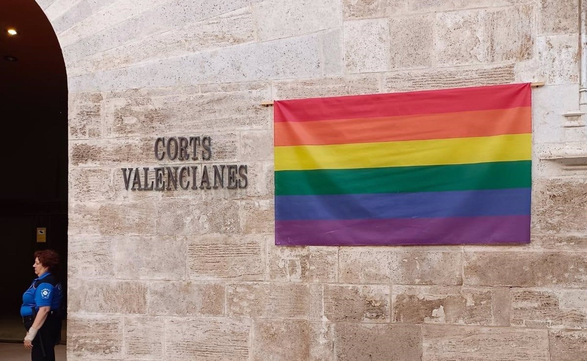 La bandera LGTBI a la façana del Palau dels Borja, seu de les Corts Valencianes
