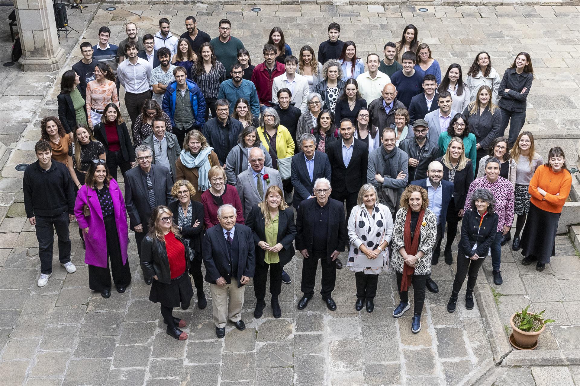 Raimon en l'acte de lliurament del Premi Prat de la Riba de l'IEC