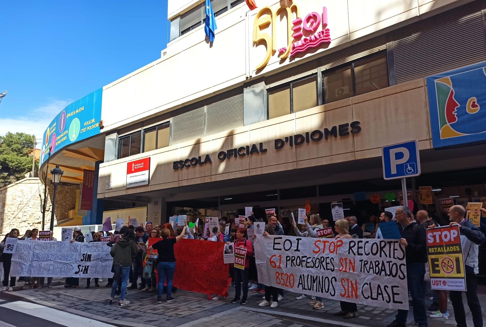 El professorat de l'EOI d'Alacant protesta a les portes del centre | EP