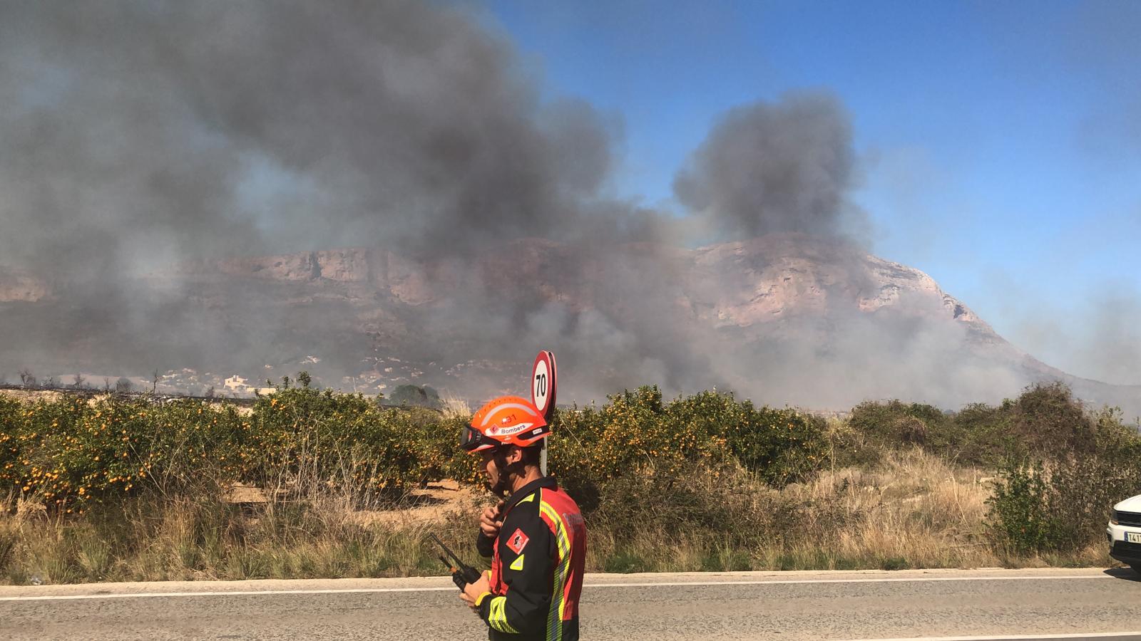 Un bomber als peus del Montgó / Ajuntament de Dénia