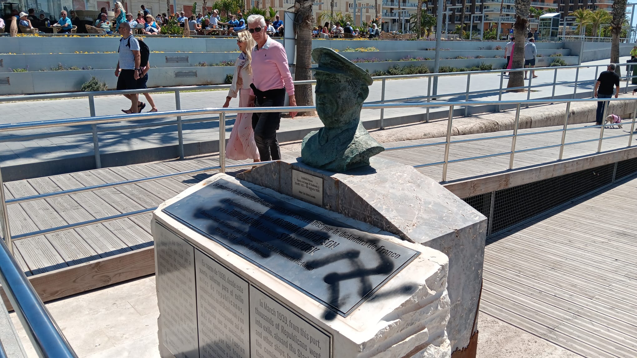 Pintada nazi al monument dedicat al capità del Stanbrook al Port d'Alacant / Twitter @manocope