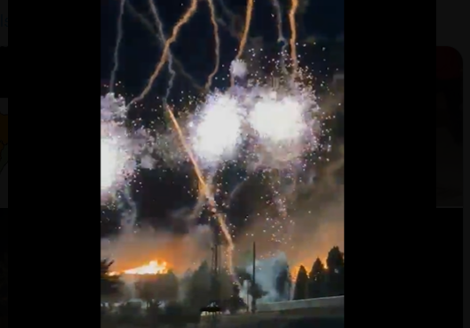 Les flames ja són ben visibles mentre el castell de focs encara continua
