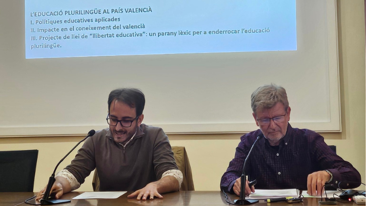 Jordi Antolí, director de la Unitat Multilingüe de la Universitat d'Alacant; i Jaume Fullana, de la comissió educativa d'Escola Valenciana / X Emilio Ruiz (@emiruizser)