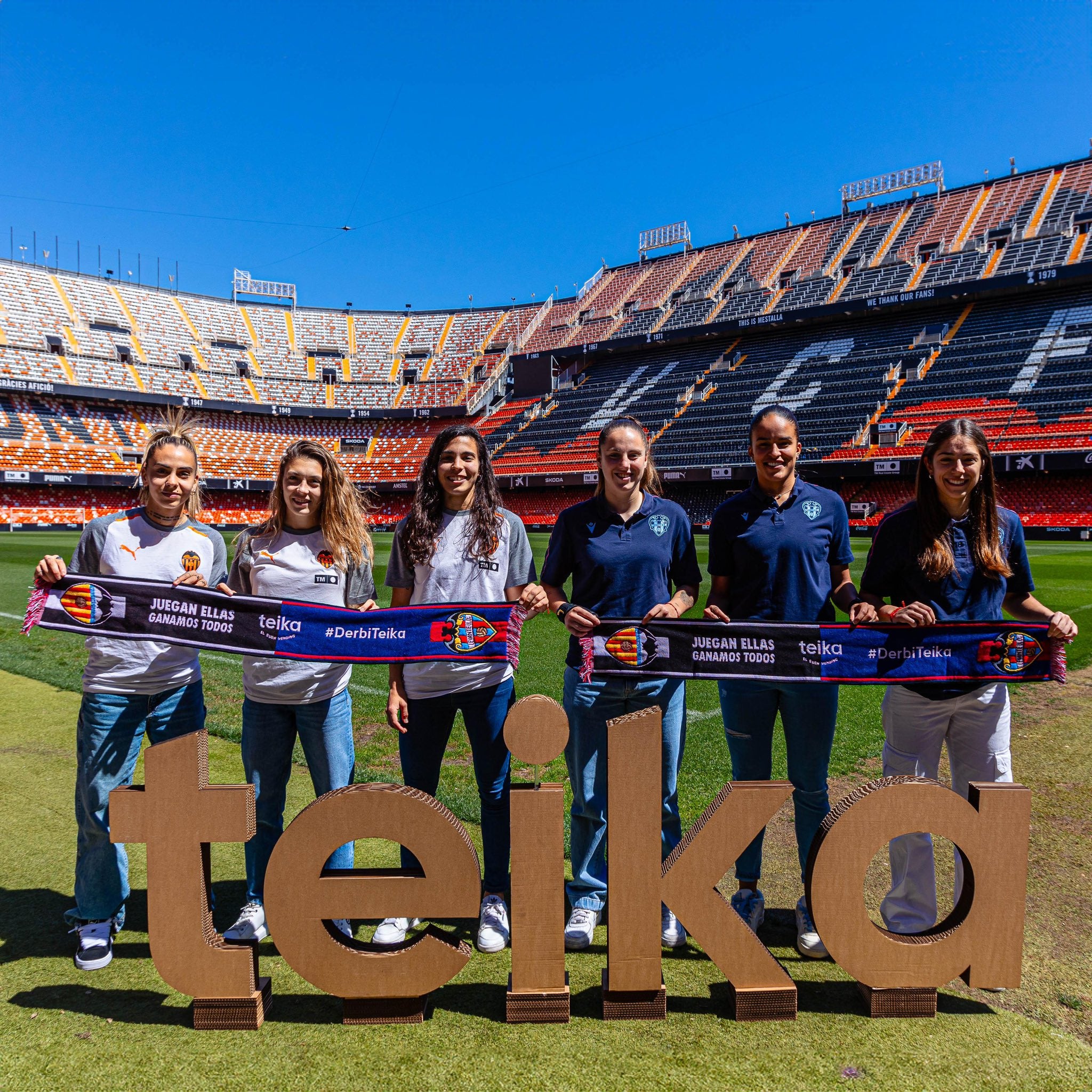 Jugadores del València i el Llevant posen en la prèvia del partit, al qual posa nom un patrocinador | TEIKA