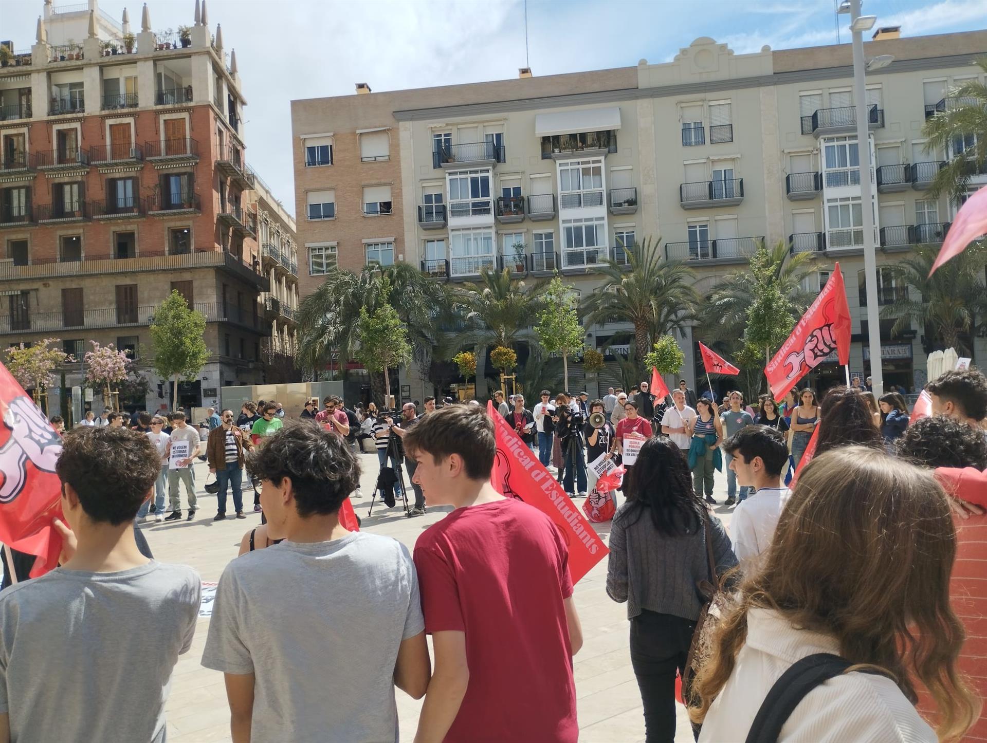 Els estudiants en vaga s'han concentrat a la plaça de la reina de València