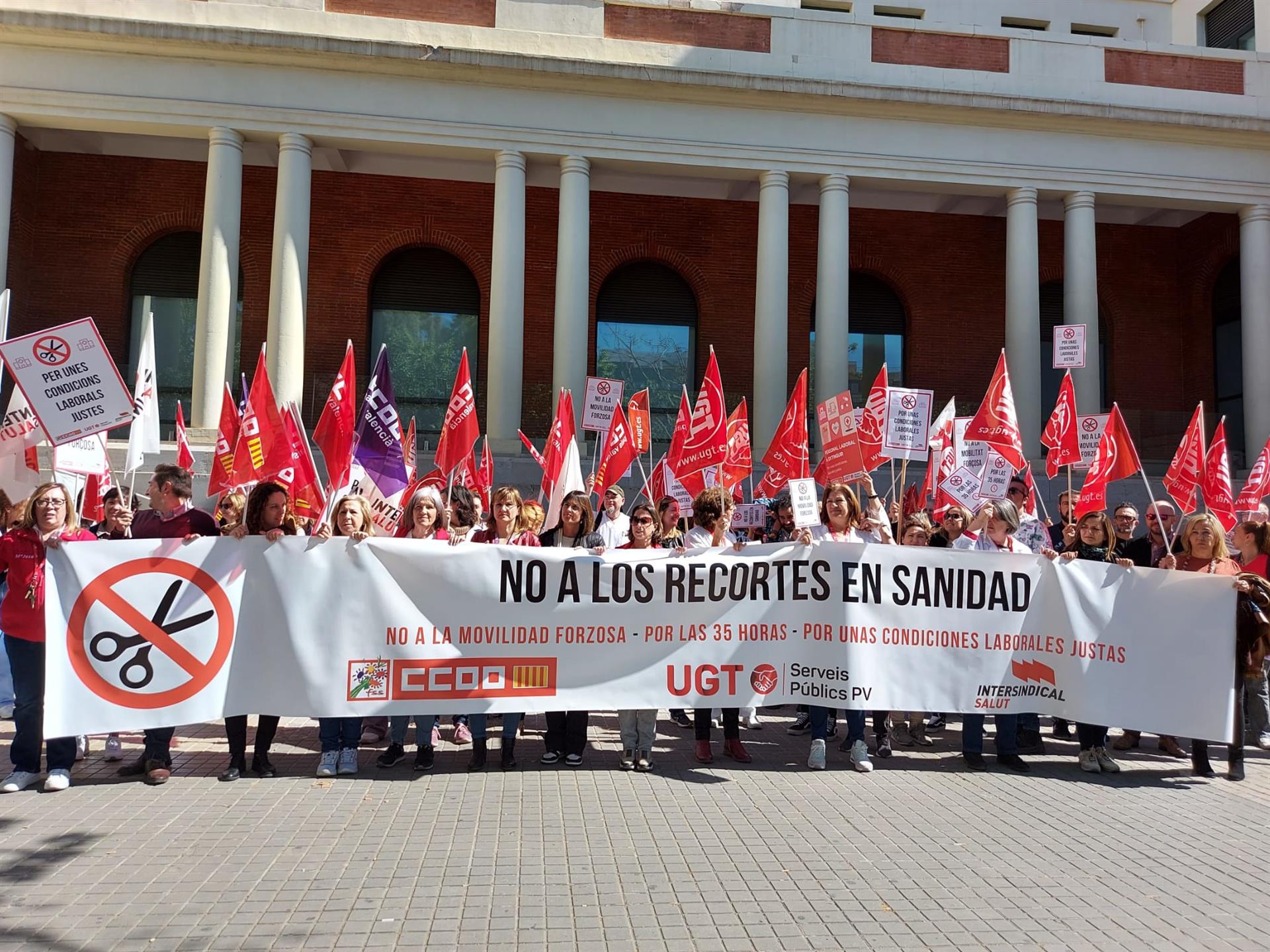 Concentració del personal sanitari davant de la Facultat de Medecina de la Universitat de València