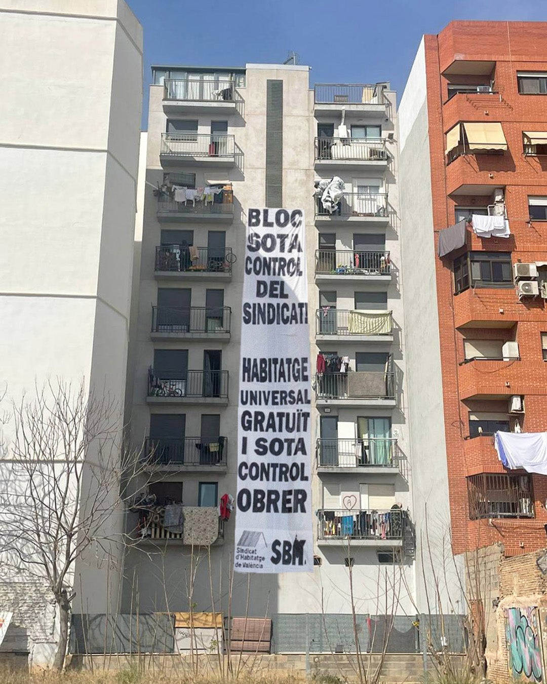 Bloc de pisos propietat de la Sareb, 'sota control obrer', al barri de Montolivet