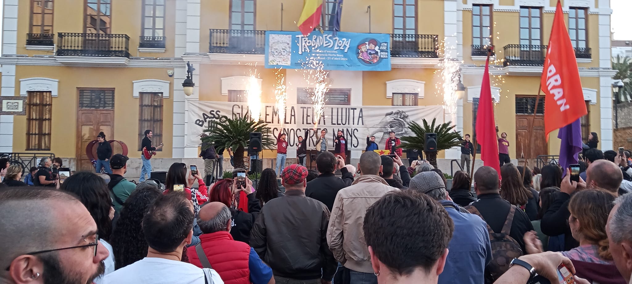 Unes 200 persones s'han concentrat a Burjassot per recordar i homenatjar Guillem Agulló