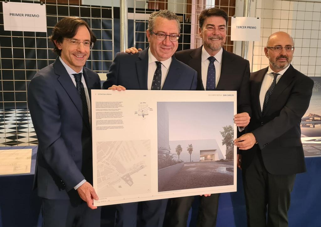Luis Rodríguez, president del Port d'Alacant; Toni Pérez, president de la Diputació; i Luis Barcala, alcalde, amb el responsable de desenvolupar el Centre de Congressos