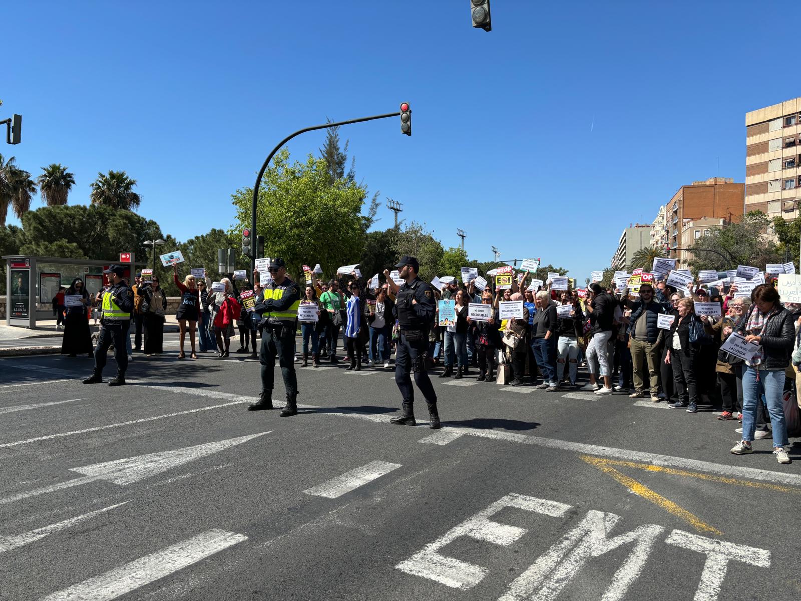 Protesta davant la seu de l'EOI de La Saïdia a València