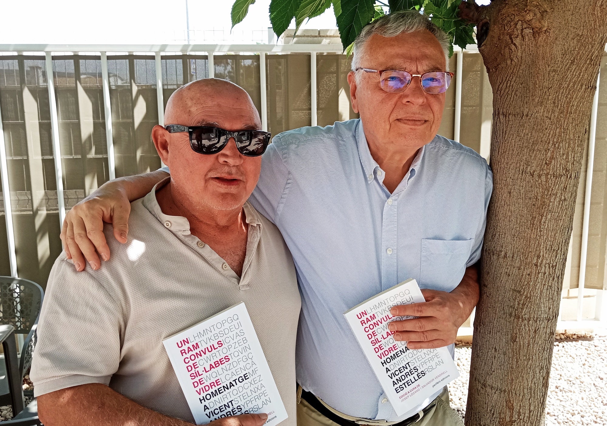 Els escriptors Salvador Vendrell i Josep Lozano, coordinadors del llibre col·lectiu dedicat a Estellés | DLV