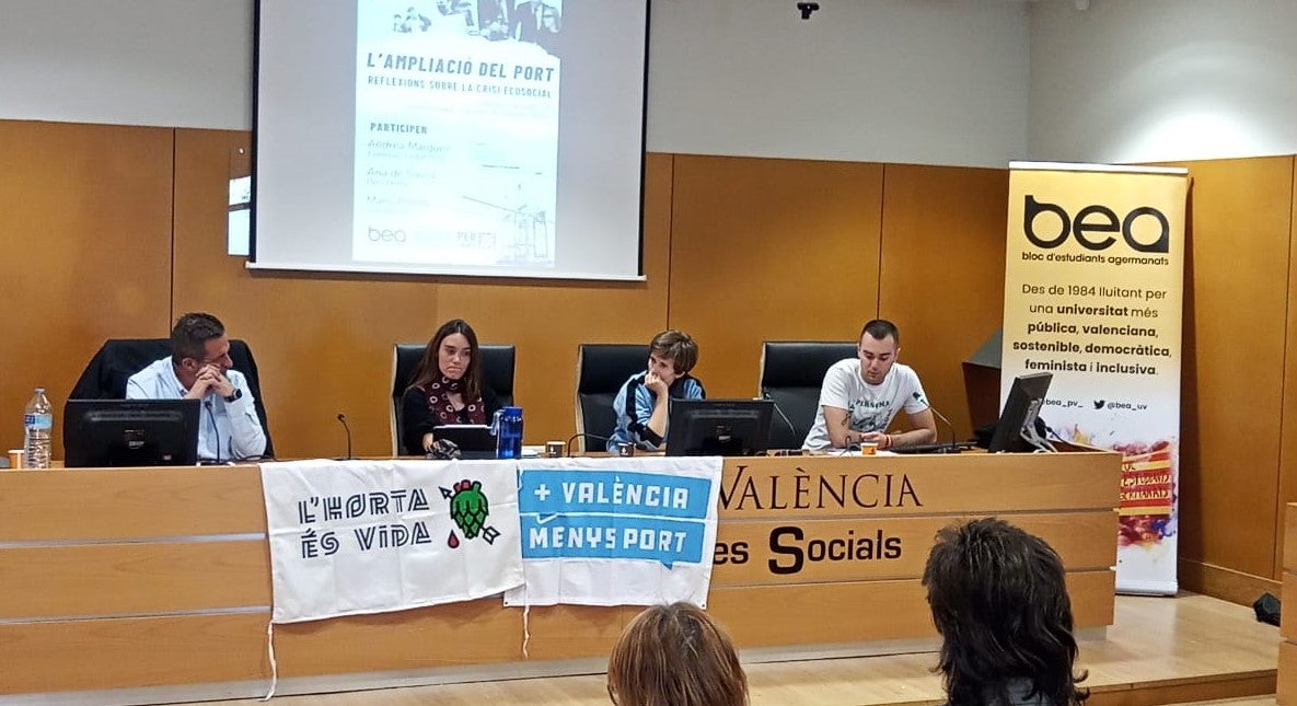 Manu Pineda, Andrea Márquez i Ana de Sousa, d'esquerra a dreta, a la Universitat de València