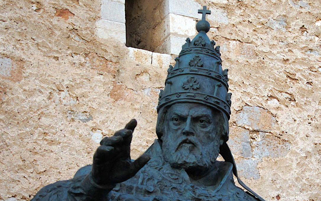 Escultura del Papa Luna a Peníscola | Wikimedia Commons