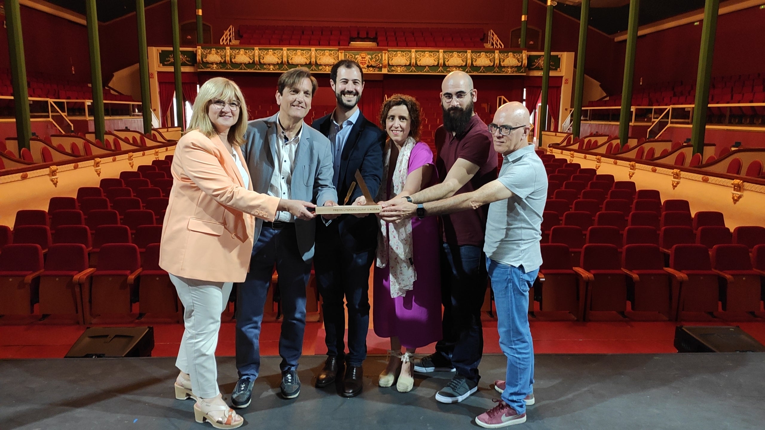 Paqui Monparler, presidenta de la Mancomunitat de la Ribera; Alfons Domínguez, alcalde d'Alzira; Israel Pérez, regidor de Cultura, Sandra Capsir, directora de màrqueting de Bromera; Marc Senabre, editor de Bromera, i Jordi Vila, delegat de la UNED a Alzira | Ajuntament d'Alzira