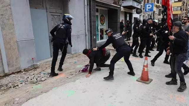 Moment d'una de les càrregues policials contra manifestants a Castelló de la Plana