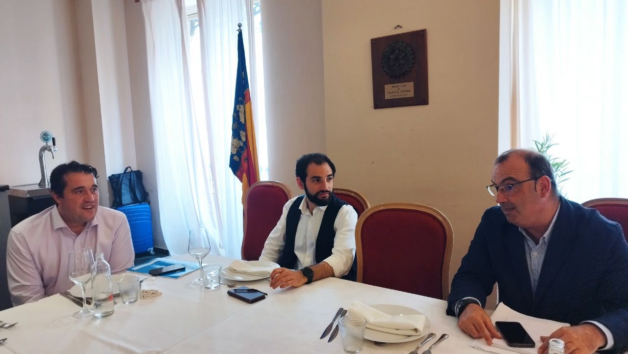 D'esquerra a dreta, David Bonvehí, Jordi Prunés i Luke Uribe, candidats de CEUS al Parlament Europeu