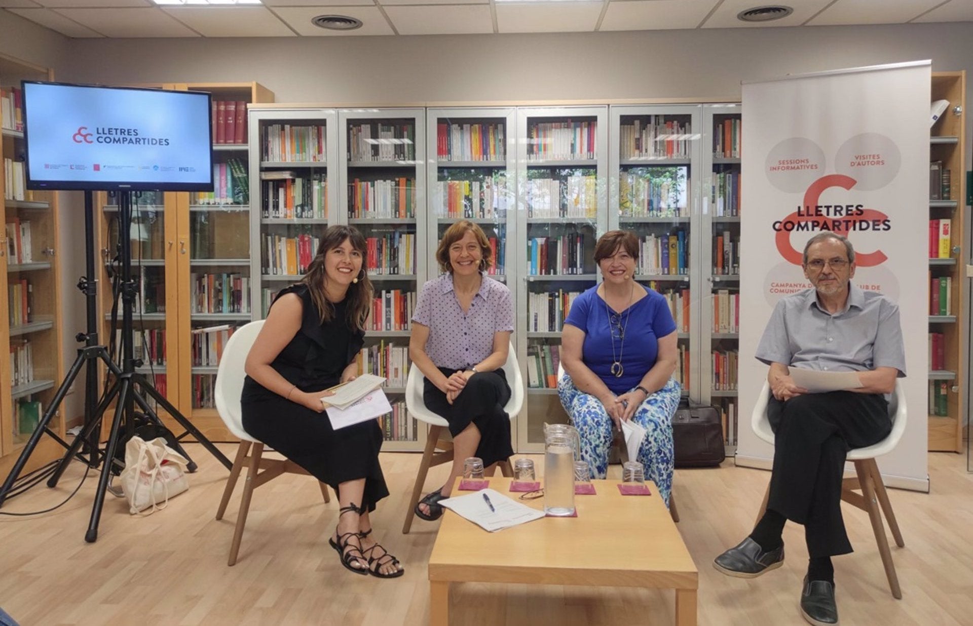 Carme Castells (directora de Mallorca Literària), Izaskun Arretxe (directora de l'ILC), Verònica Cantó (presidenta de l'Acadèmia Valenciana de la Llengua) i Pere Gomila (membre el Consell Insular de Menorca), a la seu de l'ILC, en la presentació de Lletres Compartides el 2022 | EP