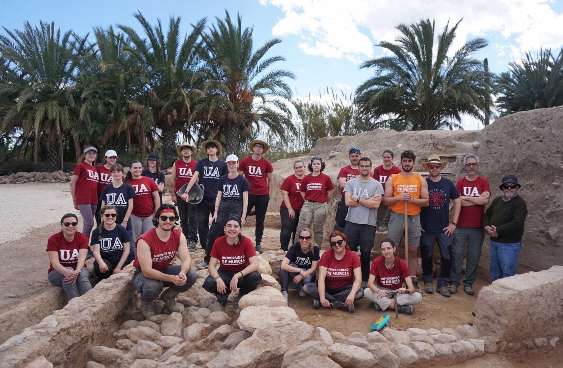 Arqueòlegs de la Universitat d'Alacant i de la de Múrcia al jaciment de l'Alcúdia, a Elx | UA