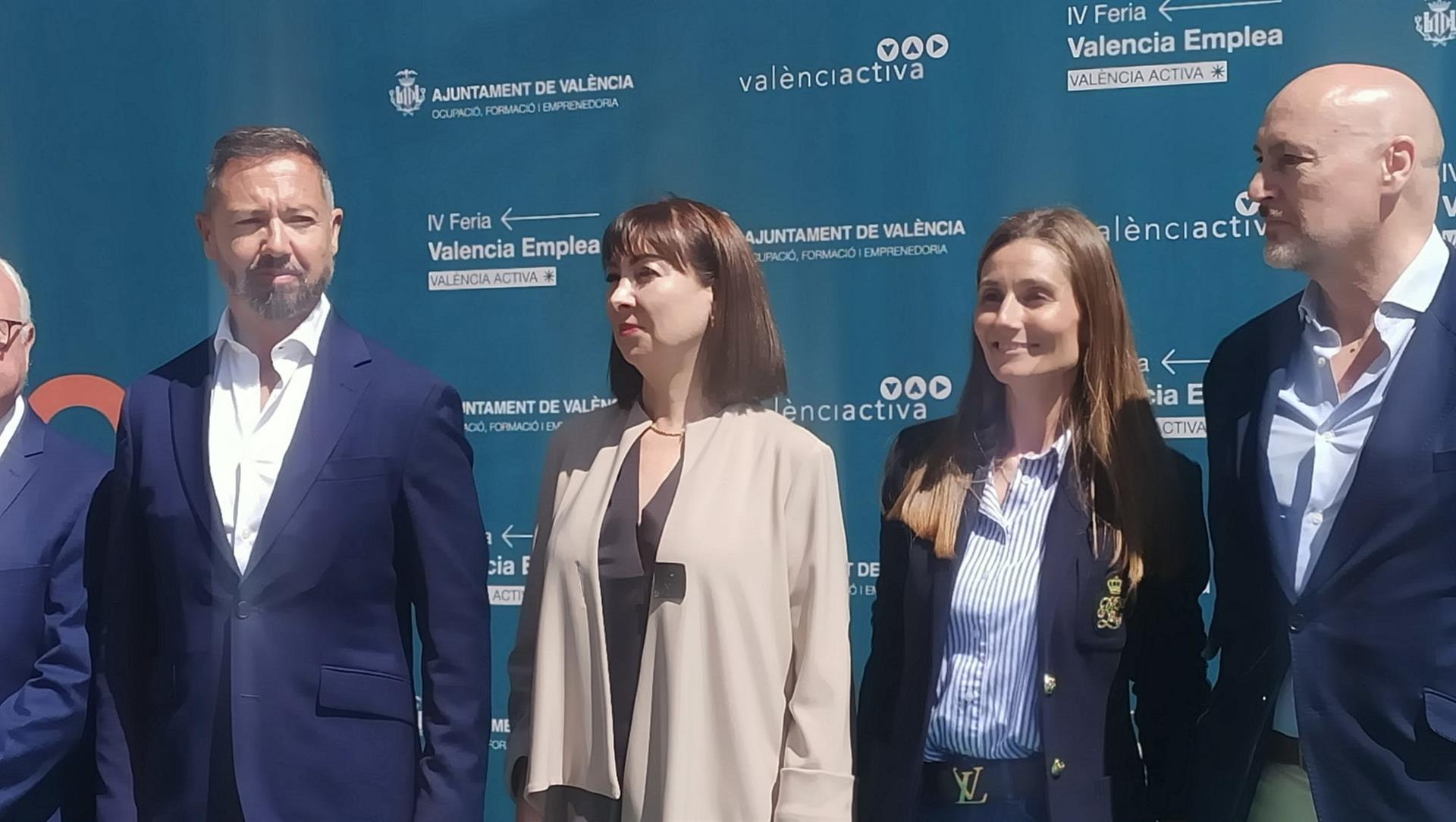 Cecilia Herrero, la segona per l'esquerra, en una imatge en què també apareix Juanma Badenas, portaveu de Vox a l'Ajuntament de València / Europa Press