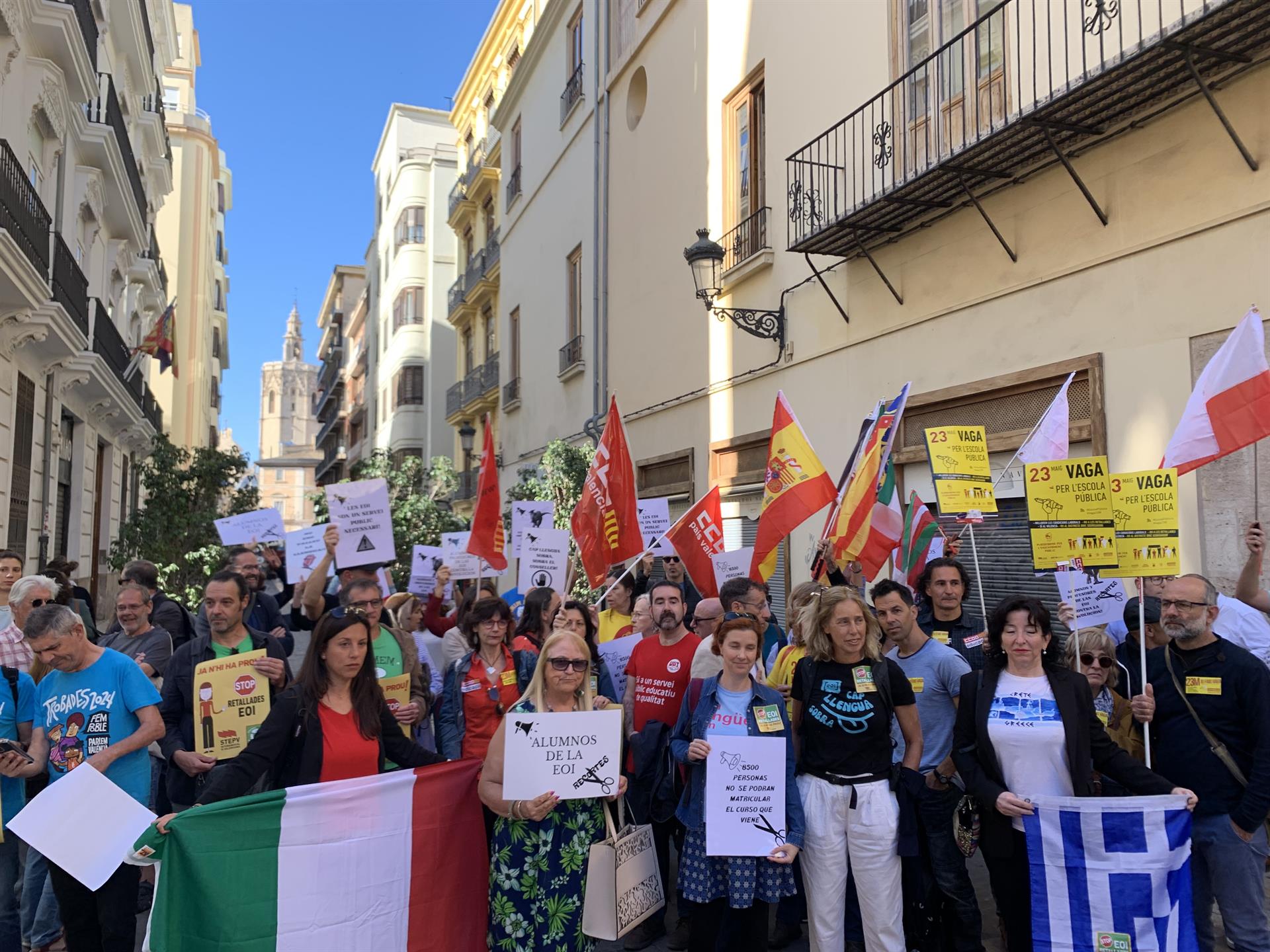 Protesta d'alumnes i professors de les EOI davant Les Corts